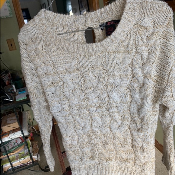 Cute gold sweater with bow on the back of neck - Picture 2 of 4